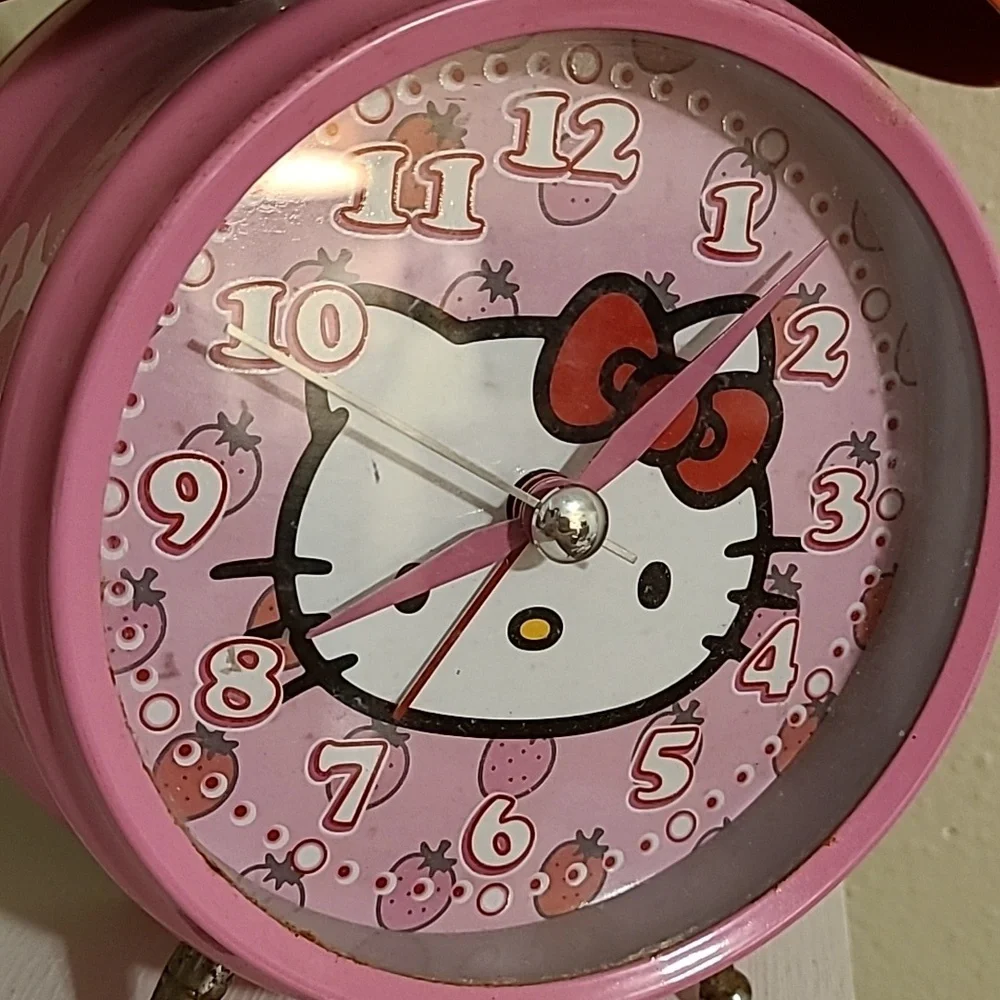 Hello Kitty Clock - Picture 2 of 3
